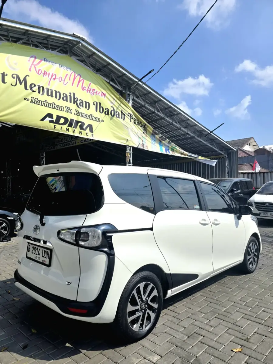 Foto Mobil Bekas Kiri Belakang Toyota Sienta 1.5 V tahun 2019