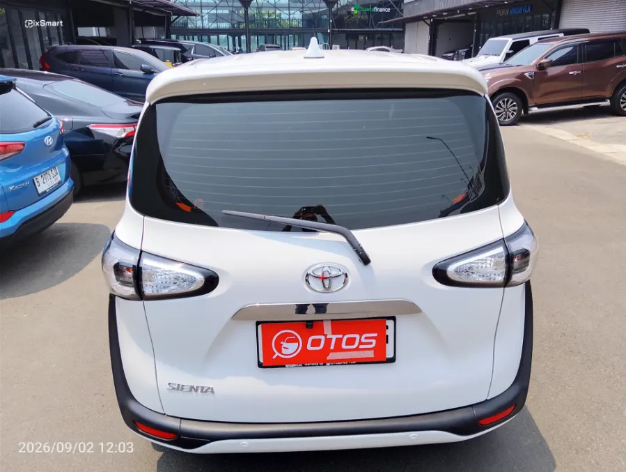 Foto Mobil Bekas Tampak Belakang Toyota Sienta 1.5 V tahun 2019