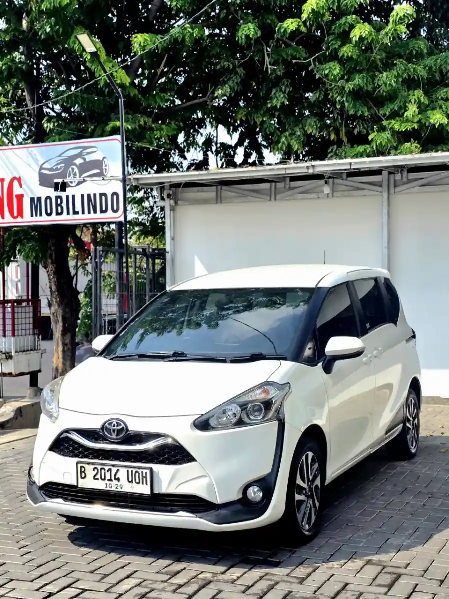 Foto Mobil Bekas Tampak Belakang Toyota Sienta 1.5 V tahun 2019
