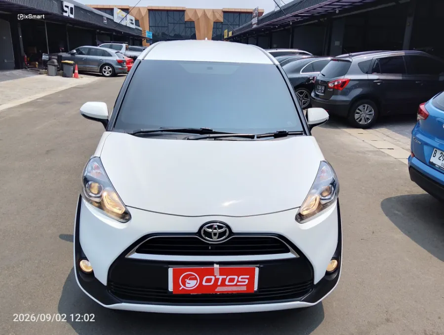 Foto Mobil Bekas Tampak Depan Toyota Sienta 1.5 V tahun 2019