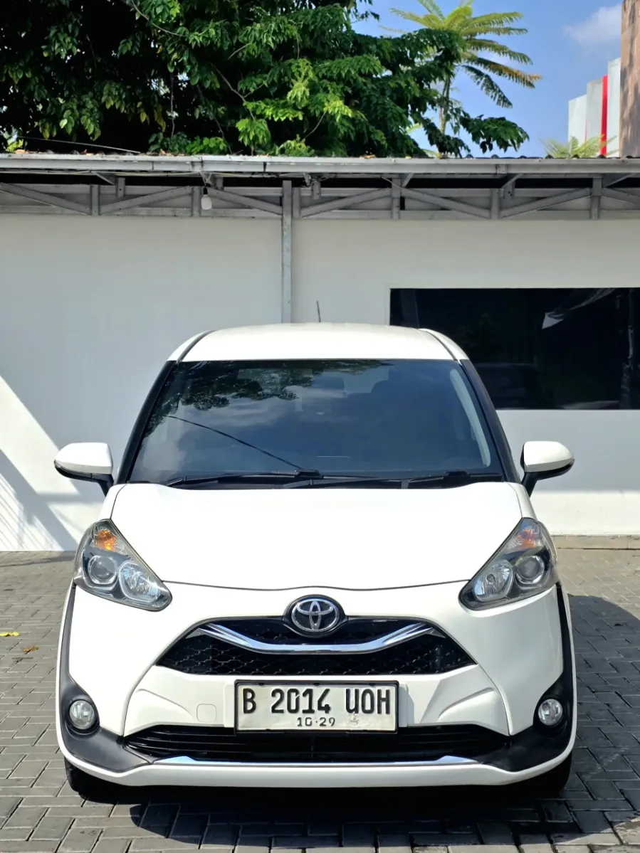 Foto Mobil Bekas Tampak Depan Toyota Sienta 1.5 V tahun 2019