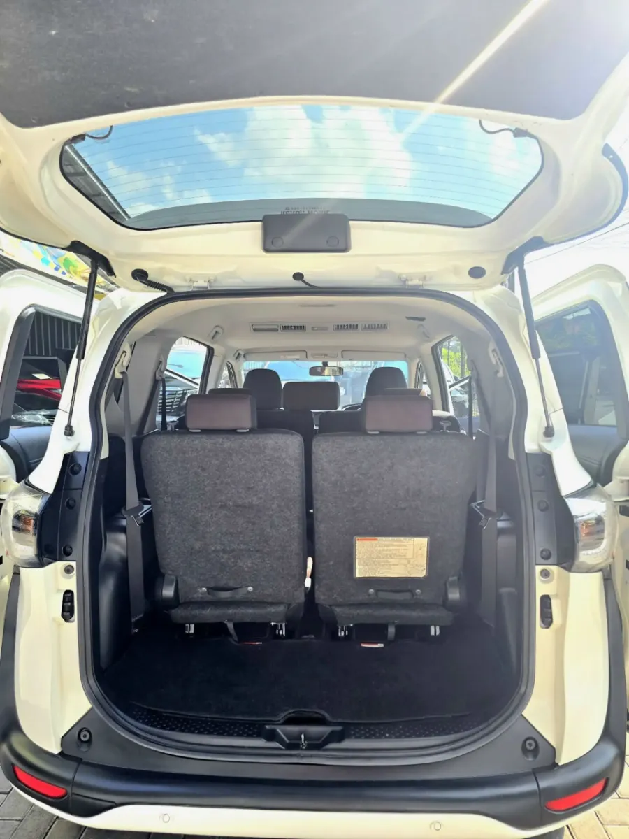 Foto Mobil Bekas Tampak Samping Toyota Sienta 1.5 V tahun 2019