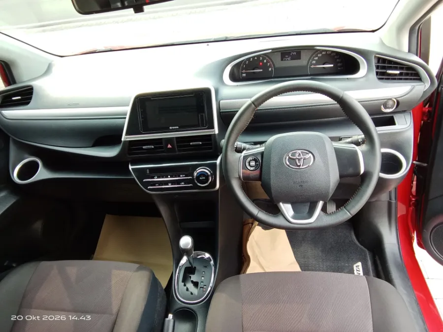 Foto Mobil Bekas Dashboard Toyota Sienta 1.5 V tahun 2021