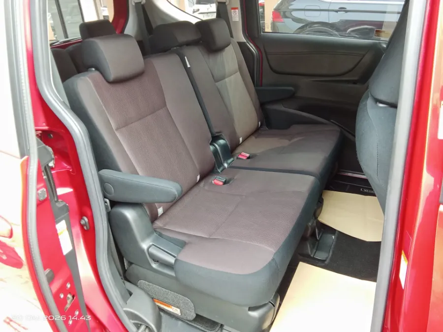 Foto Mobil Bekas Kabin Belakang Toyota Sienta 1.5 V tahun 2021
