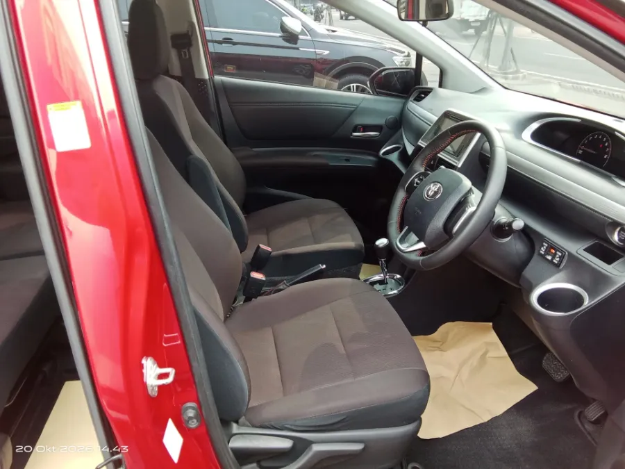 Foto Mobil Bekas Kabin Depan Toyota Sienta 1.5 V tahun 2021