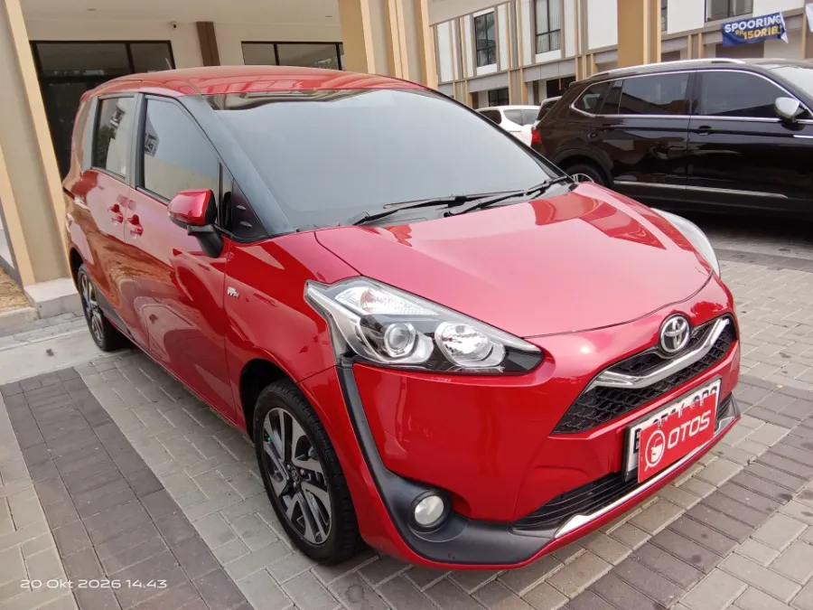 Foto Mobil Bekas Kanan Depan Toyota Sienta 1.5 V tahun 2021