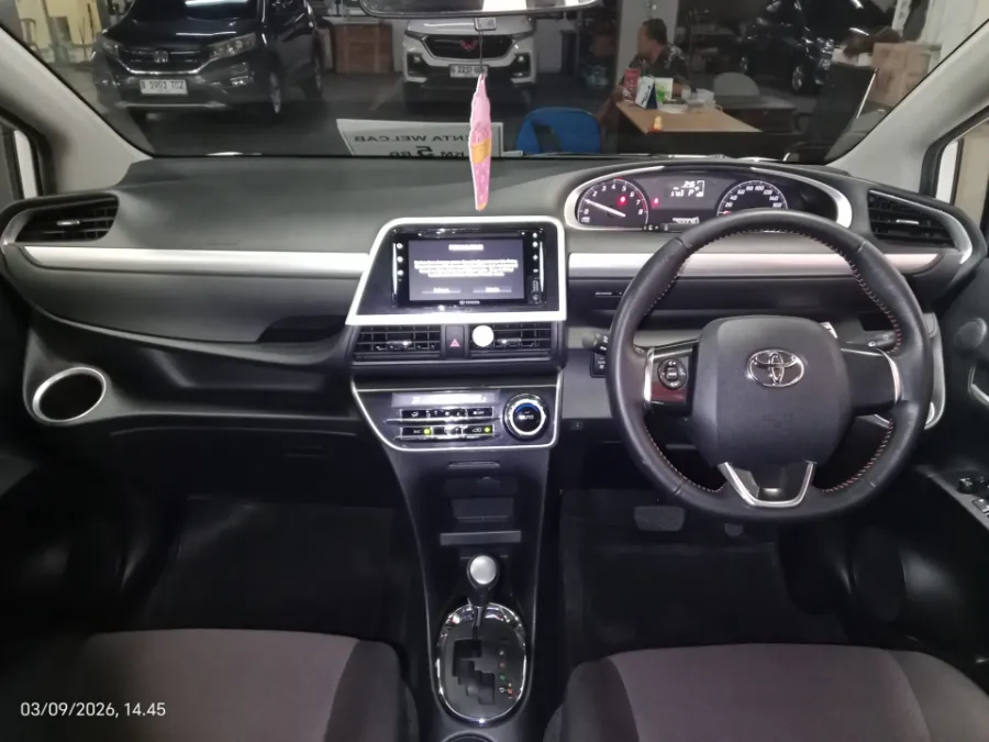 Foto Mobil Bekas Dashboard Toyota Sienta 1.5 V tahun 2022