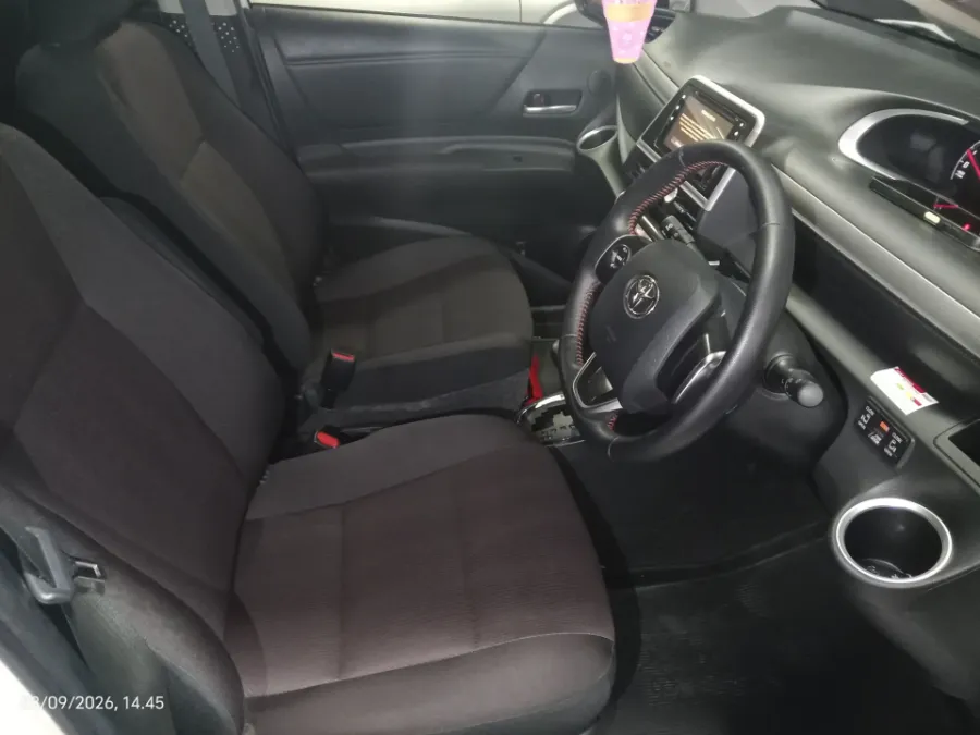 Foto Mobil Bekas Kabin Depan Toyota Sienta 1.5 V tahun 2022