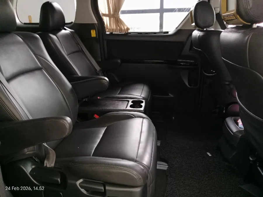 Foto Mobil Bekas Kabin Belakang Toyota Vellfire 2.4 Z tahun 2012