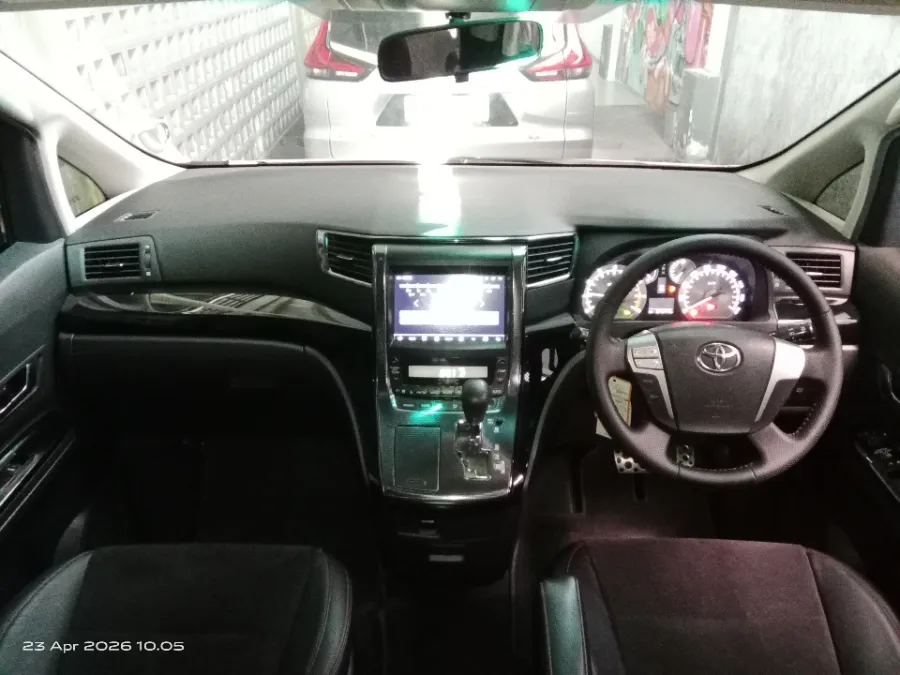 Foto Mobil Bekas Dashboard Toyota Vellfire 2.4 Z tahun 2013