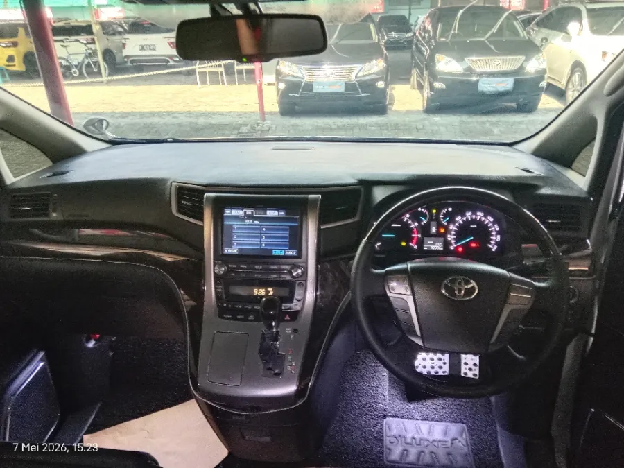 Foto Mobil Bekas Dashboard Toyota Vellfire 2.4 Z tahun 2013