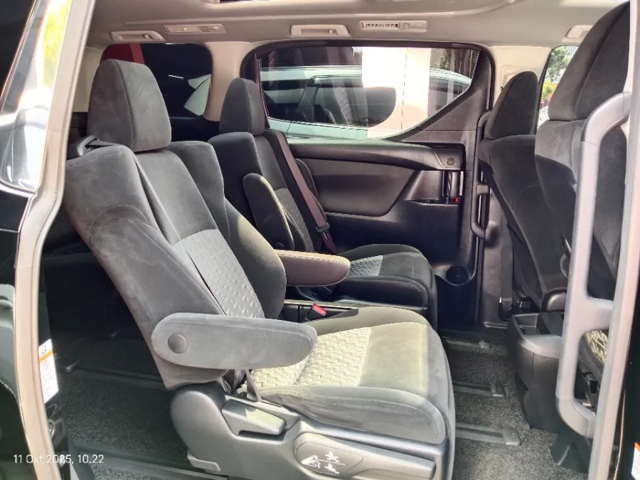 Foto Mobil Bekas Kabin Belakang Toyota Vellfire 2.5 tahun 2015