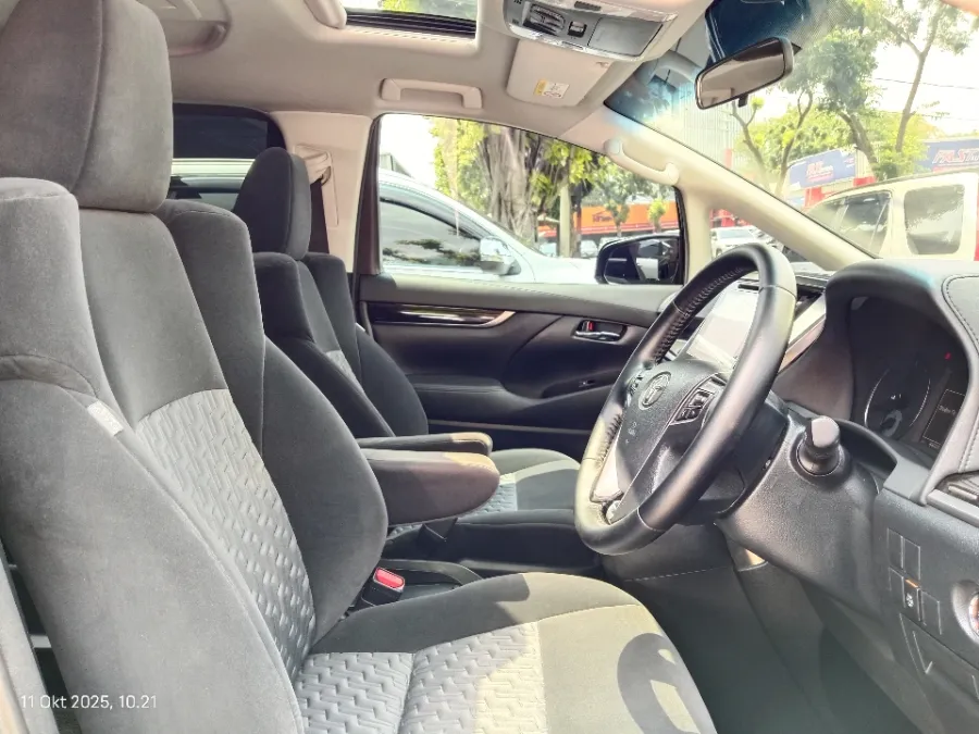 Foto Mobil Bekas Kabin Depan Toyota Vellfire 2.5 tahun 2015