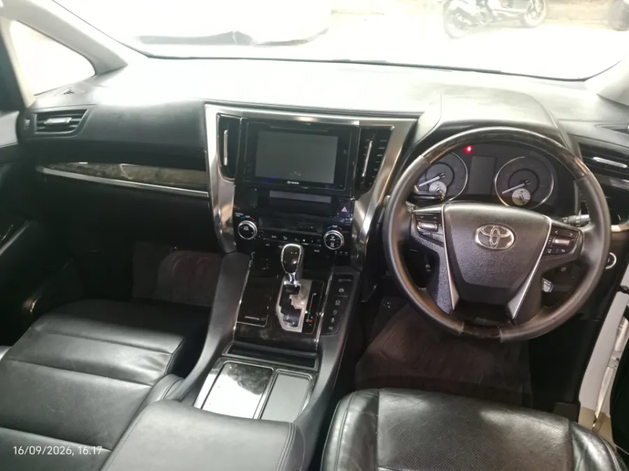 Foto Mobil Bekas Dashboard Toyota Vellfire 2.5 G tahun 2016