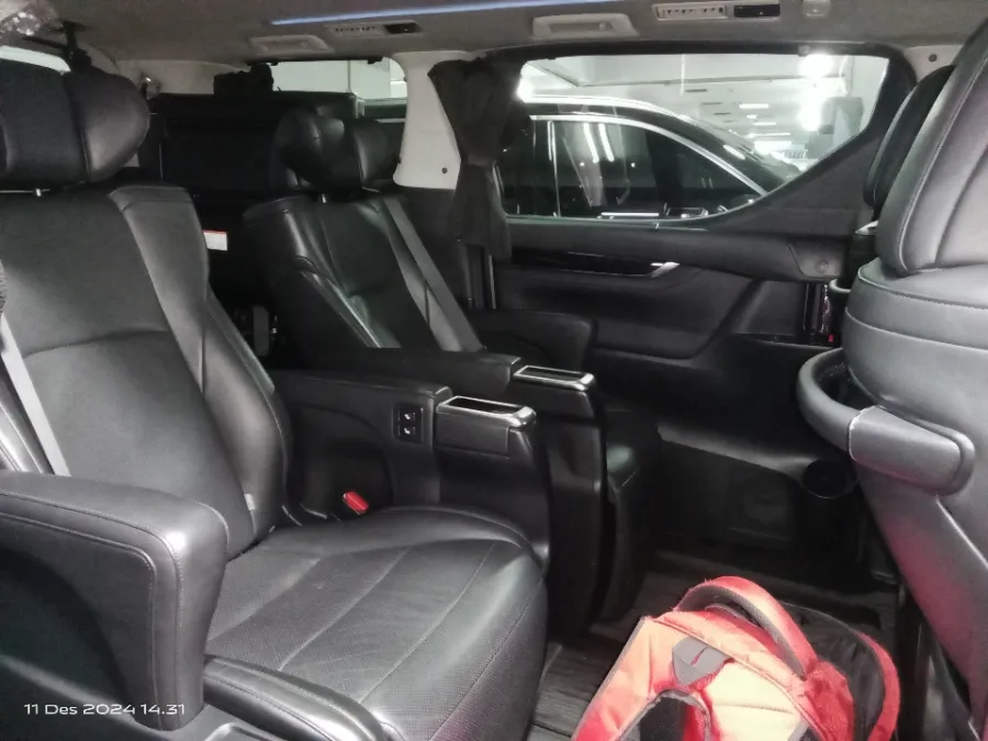 Foto Mobil Bekas Kabin Belakang Toyota Vellfire 2.5 G tahun 2016