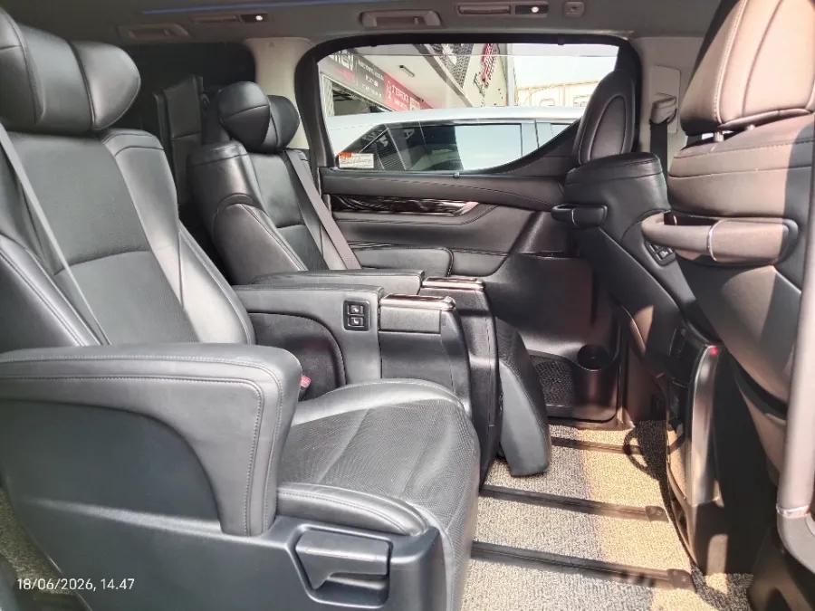 Foto Mobil Bekas Kabin Belakang Toyota Vellfire 2.5 G tahun 2016