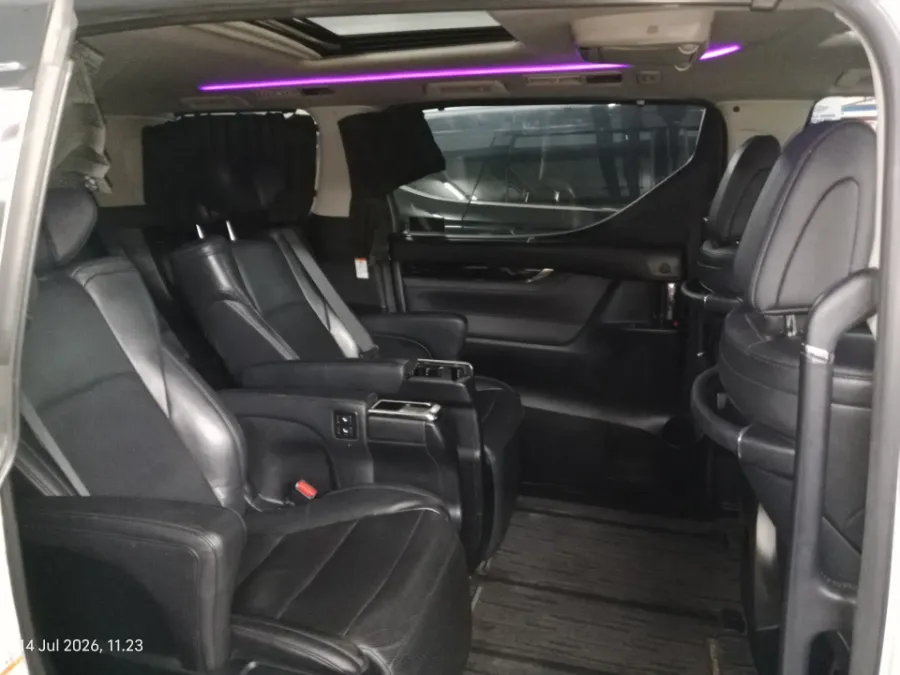 Foto Mobil Bekas Kabin Belakang Toyota Vellfire 2.5 G tahun 2016