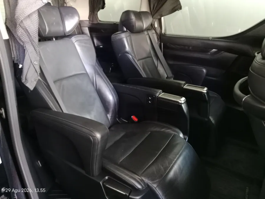 Foto Mobil Bekas Kabin Belakang Toyota Vellfire 2.5 G tahun 2016