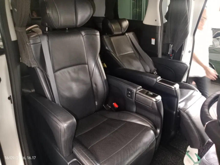 Foto Mobil Bekas Kabin Belakang Toyota Vellfire 2.5 G tahun 2016