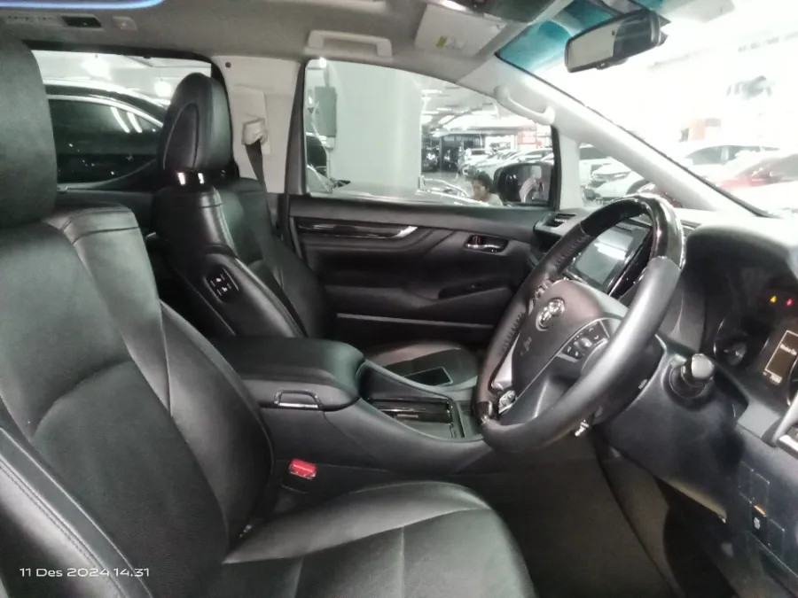 Foto Mobil Bekas Kabin Depan Toyota Vellfire 2.5 G tahun 2016