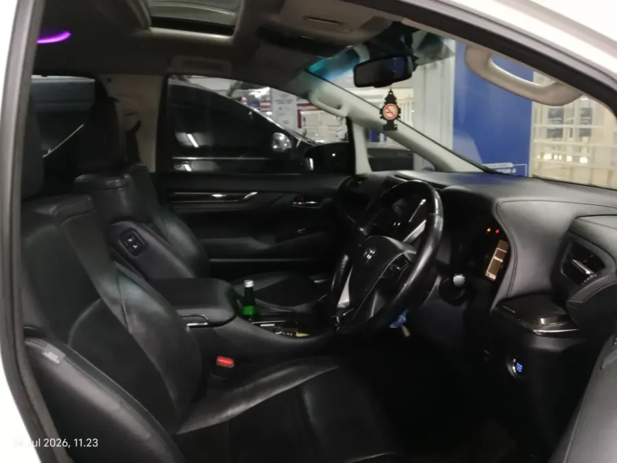 Foto Mobil Bekas Kabin Depan Toyota Vellfire 2.5 G tahun 2016