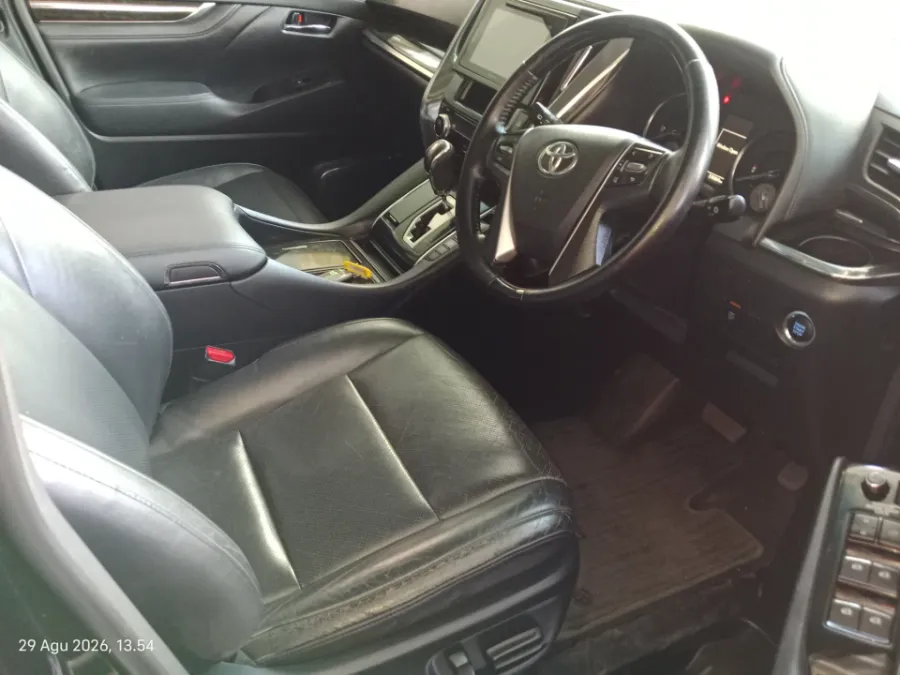 Foto Mobil Bekas Kabin Depan Toyota Vellfire 2.5 G tahun 2016