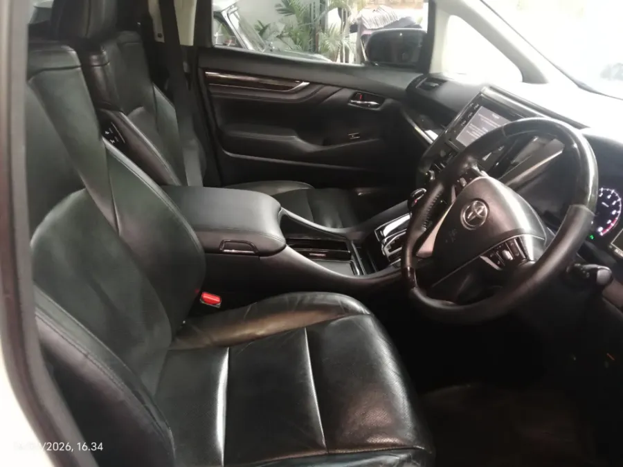 Foto Mobil Bekas Kabin Depan Toyota Vellfire 2.5 G tahun 2016