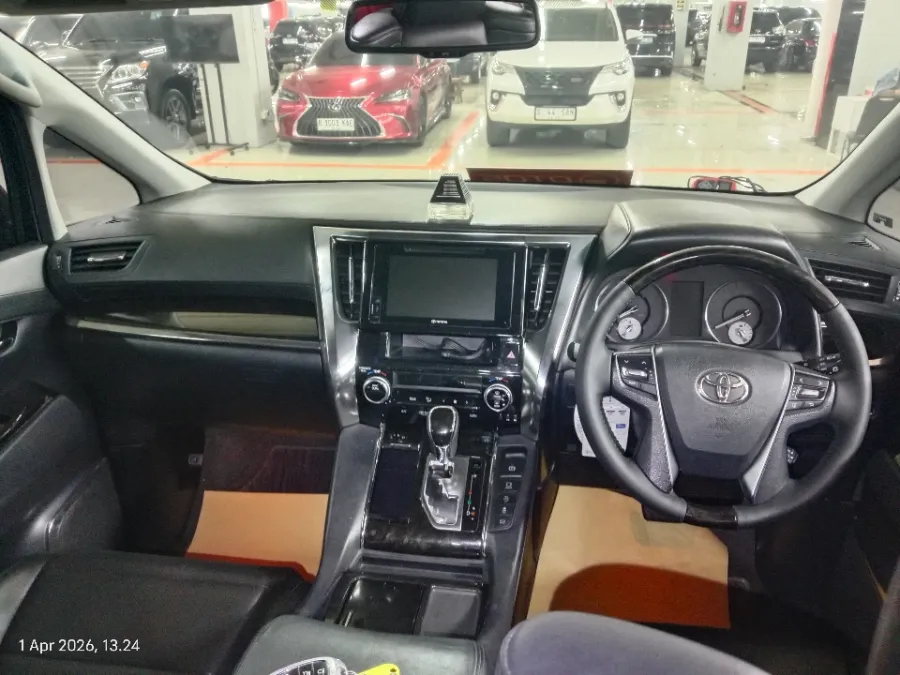 Foto Mobil Bekas Dashboard Toyota Vellfire 2.5 G tahun 2017