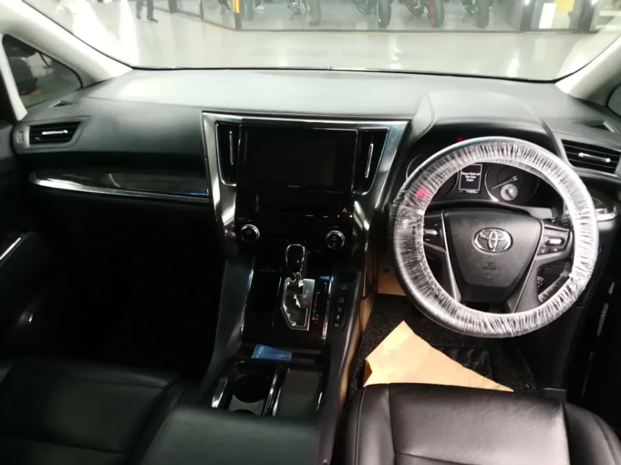 Foto Mobil Bekas Dashboard Toyota Vellfire 2.5 G tahun 2017