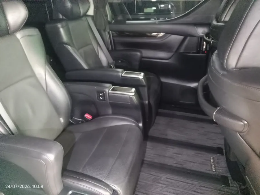 Foto Mobil Bekas Kabin Belakang Toyota Vellfire 2.5 G tahun 2017