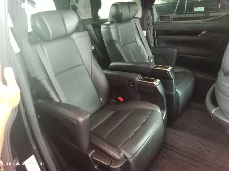 Foto Mobil Bekas Kabin Belakang Toyota Vellfire 2.5 G tahun 2017