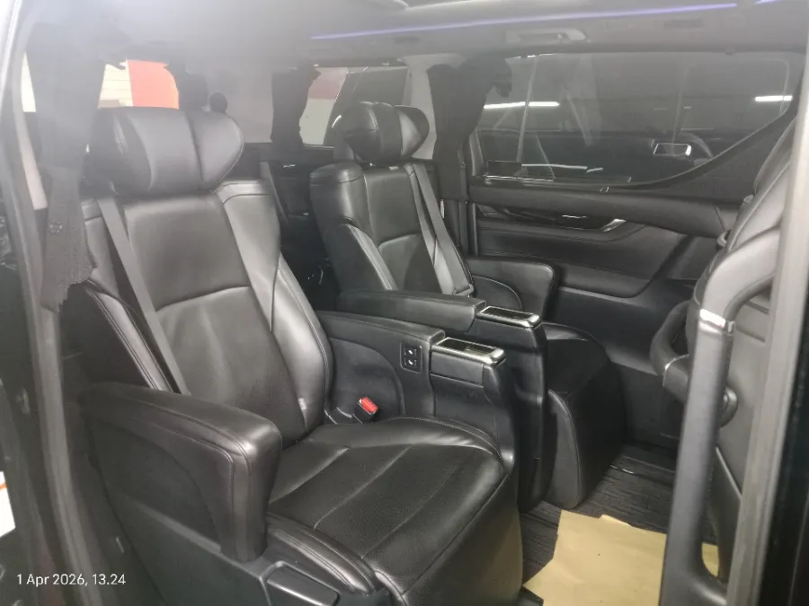 Foto Mobil Bekas Kabin Belakang Toyota Vellfire 2.5 G tahun 2017
