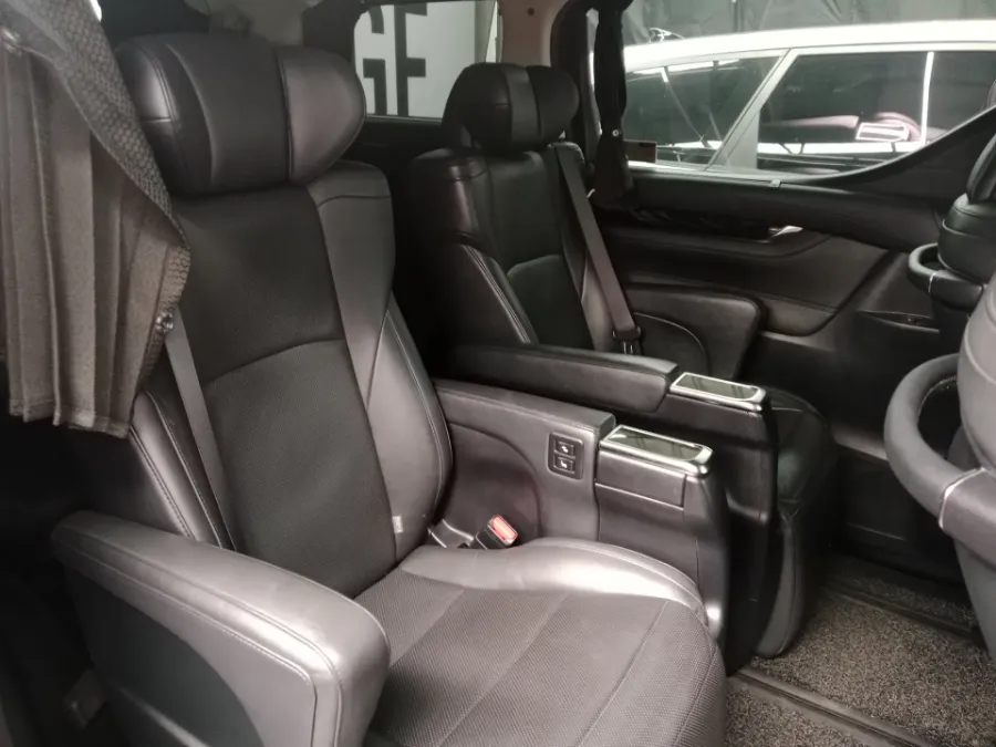 Foto Mobil Bekas Kabin Belakang Toyota Vellfire 2.5 G tahun 2017
