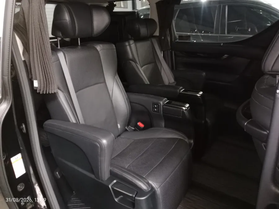 Foto Mobil Bekas Kabin Belakang Toyota Vellfire 2.5 G tahun 2017