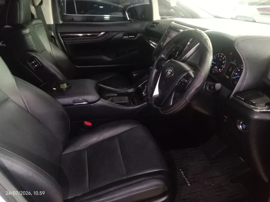 Foto Mobil Bekas Kabin Depan Toyota Vellfire 2.5 G tahun 2017