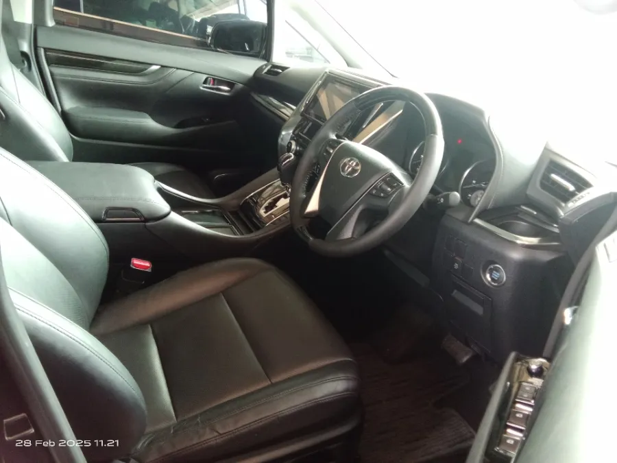 Foto Mobil Bekas Kabin Depan Toyota Vellfire 2.5 G tahun 2017