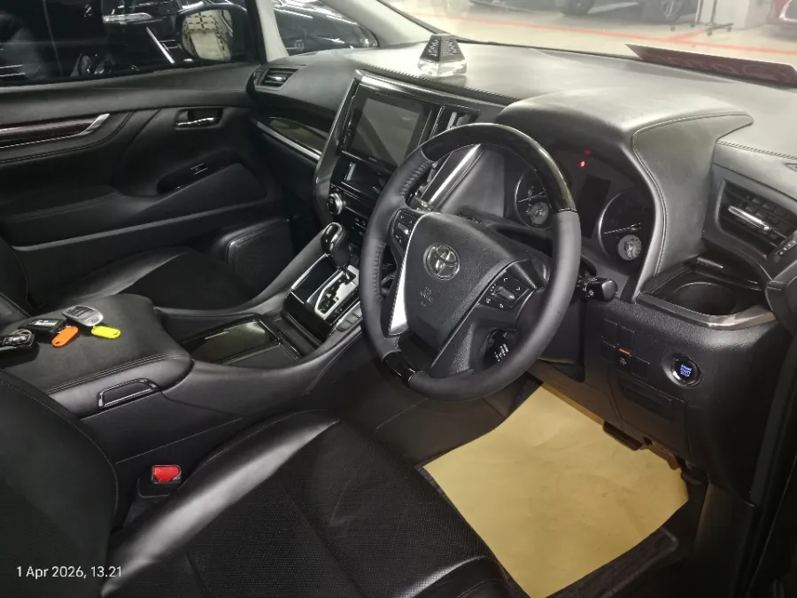 Foto Mobil Bekas Kabin Depan Toyota Vellfire 2.5 G tahun 2017