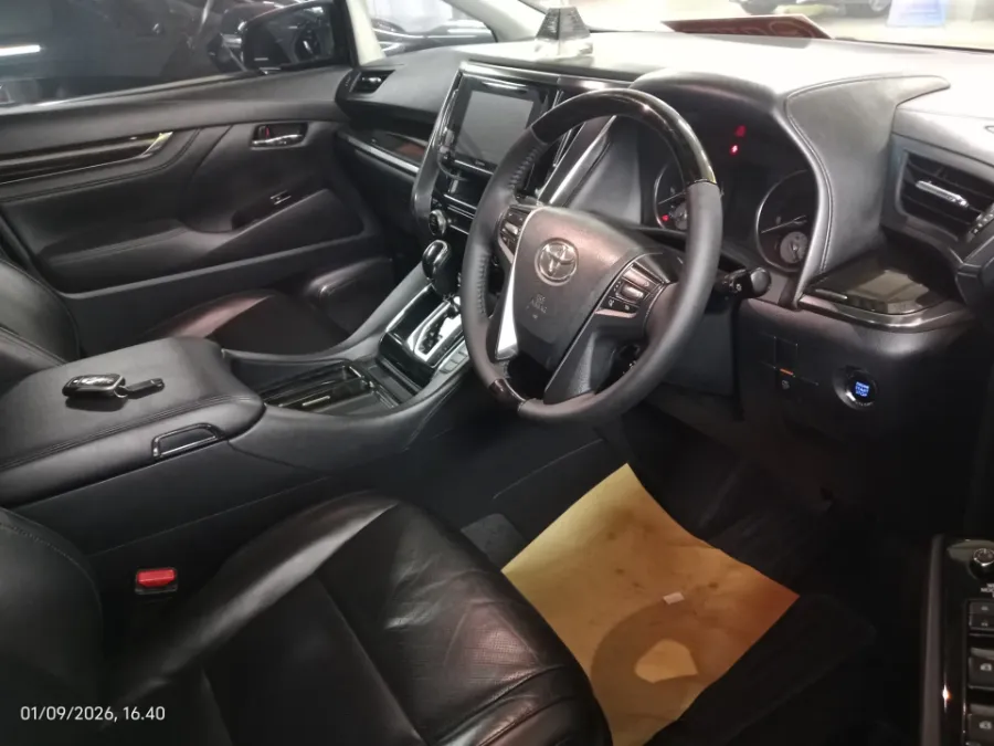 Foto Mobil Bekas Kabin Depan Toyota Vellfire 2.5 G tahun 2017