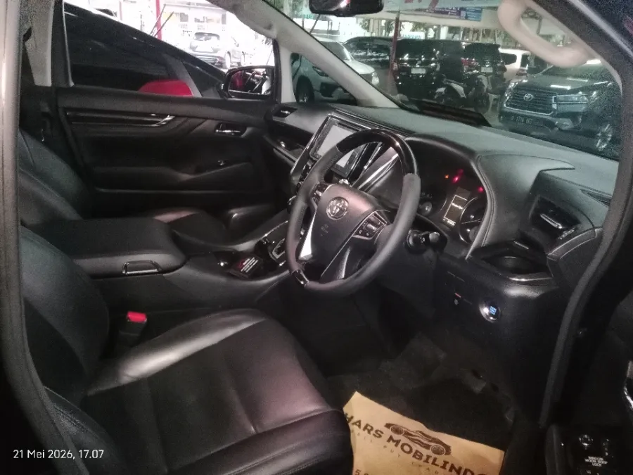 Foto Mobil Bekas Kabin Depan Toyota Vellfire 2.5 G tahun 2017