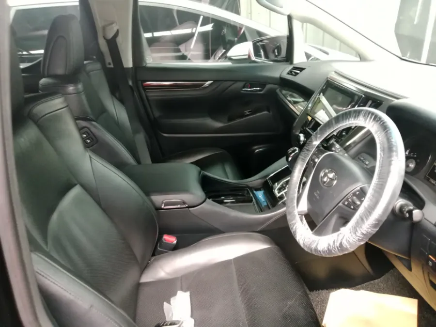 Foto Mobil Bekas Kabin Depan Toyota Vellfire 2.5 G tahun 2017