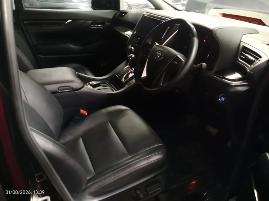 Foto Mobil Bekas Kabin Depan Toyota Vellfire 2.5 G tahun 2017