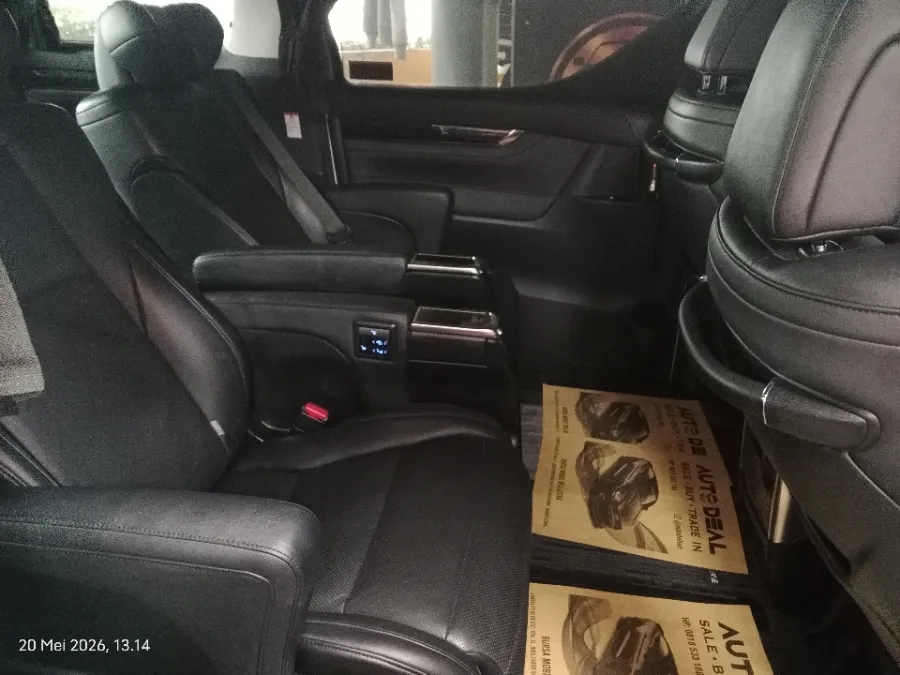 Foto Mobil Bekas Kabin Belakang Toyota Vellfire 2.5 G tahun 2018