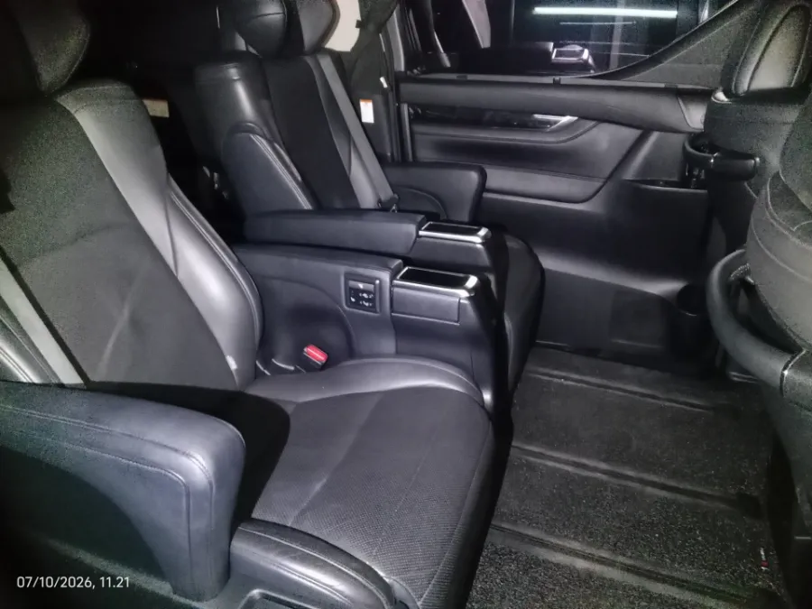 Foto Mobil Bekas Kabin Belakang Toyota Vellfire 2.5 G tahun 2018