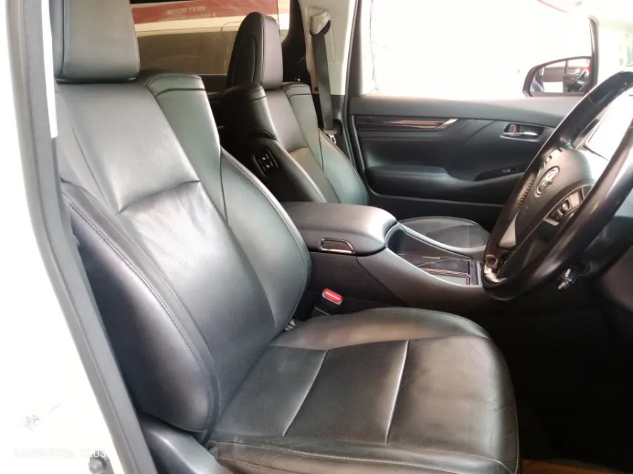 Foto Mobil Bekas Kabin Depan Toyota Vellfire 2.5 G tahun 2018