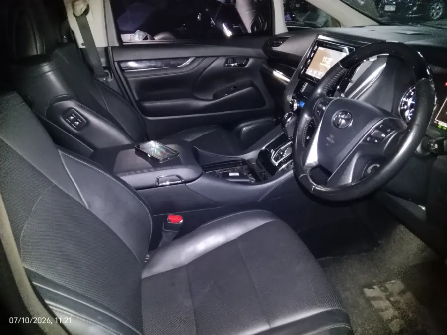Foto Mobil Bekas Kabin Depan Toyota Vellfire 2.5 G tahun 2018