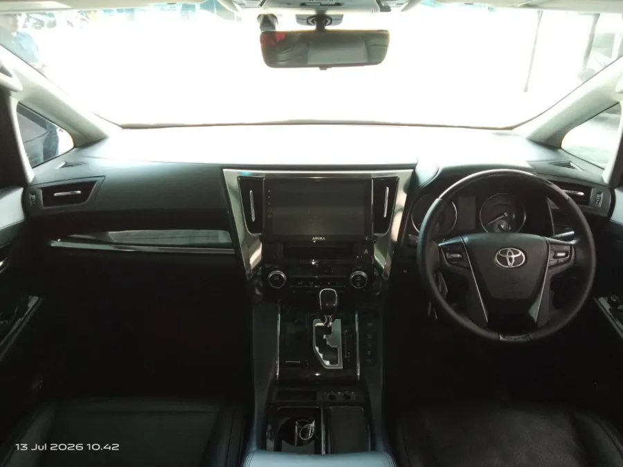 Foto Mobil Bekas Dashboard Toyota Vellfire 2.5 G tahun 2019