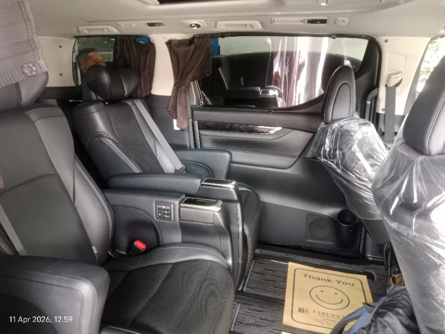 Foto Mobil Bekas Kabin Belakang Toyota Vellfire 2.5 G tahun 2019