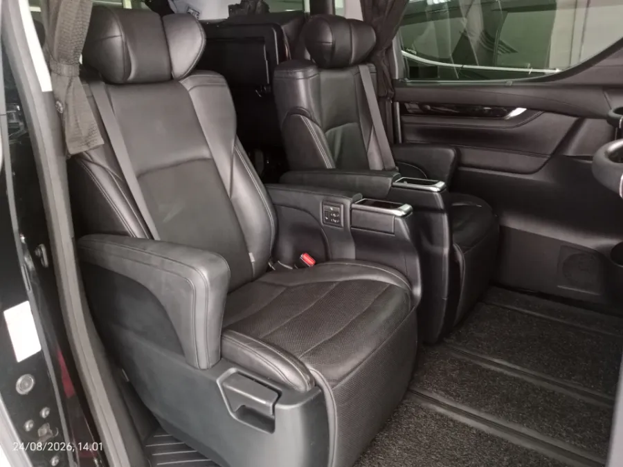 Foto Mobil Bekas Kabin Belakang Toyota Vellfire 2.5 G tahun 2019