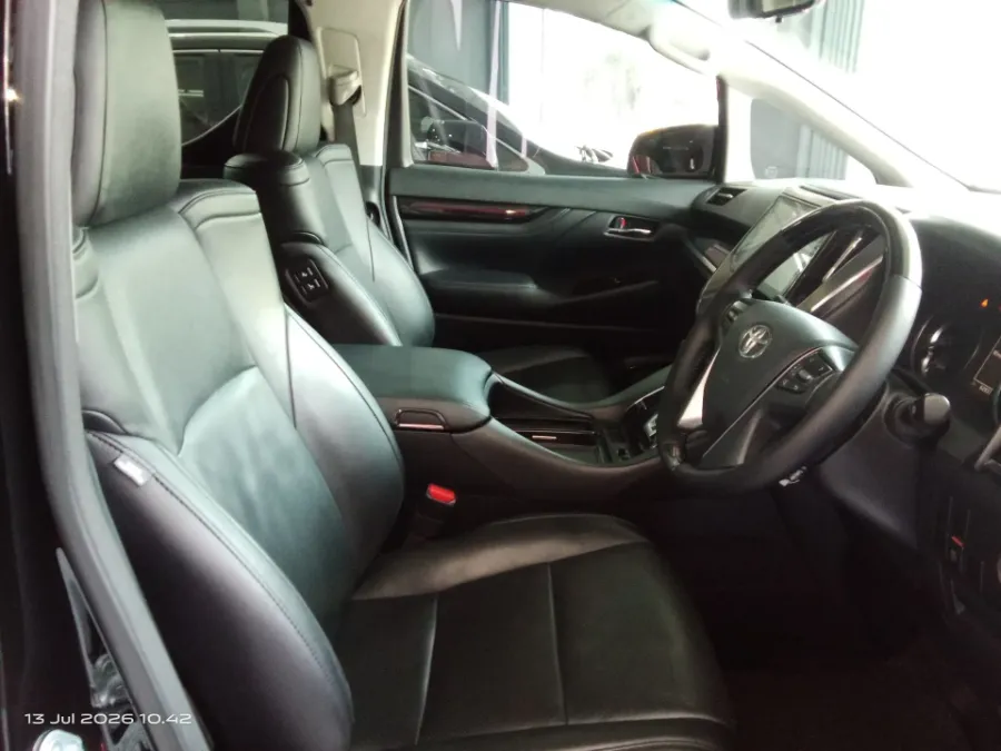Foto Mobil Bekas Kabin Depan Toyota Vellfire 2.5 G tahun 2019