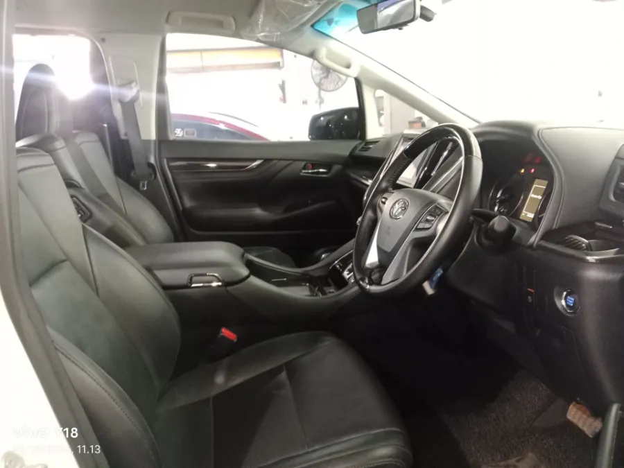 Foto Mobil Bekas Kabin Depan Toyota Vellfire 2.5 G tahun 2019